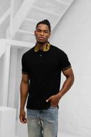 Versace Jeans Couture Baroque Collar Polo Heren Zwart - Maat XL - Kleur: GoudZwart | Soccerfanshop Versace Jeans Couture Baroque Collar Polo Heren Zwart - Maat XL - Kleur: GoudZwart | Soccerfanshop