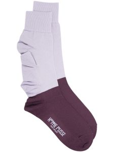 Homme Plissé Issey Miyake chaussettes bicolores à volants - Violet