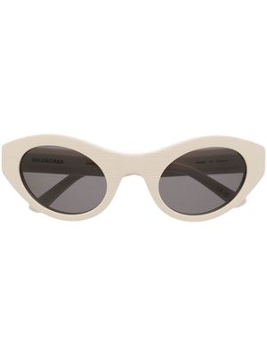 Balenciaga Eyewear lunettes de soleil à monture papillon - Tons neutres