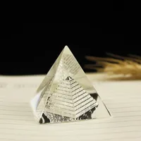 Kristal met Piramide - Helende werking - Spirituele beelden - Spiritueelboek.nl - thumbnail