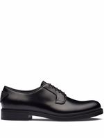 Prada derbies en cuir à effet brossé - Noir