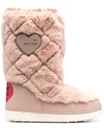 Love Moschino après-ski en fourrure artificielle à plaque logo - Rose - thumbnail