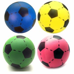 Speelgoed set van 4x stuks foam soft voetballen in 4x verschillende kleuren 20 cm