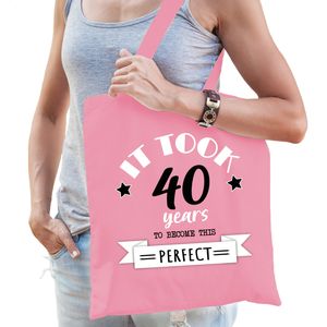 Cadeau tas voor dames - 40 en perfect - lichtroze - katoen - 42 x 38 cm - veertig - shopper