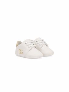 Dolce & Gabbana Kids baskets en daim à logo DG - Blanc