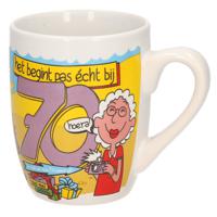 70 jaar verjaardag koffie mok/beker - Funcadeau - 300 ml - Cartoon teksten