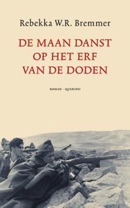 De maan danst op het erf van de doden (Paperback)