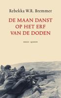 De maan danst op het erf van de doden (Paperback)