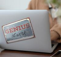 Opschrift 'genie aan het werk' laptop sticker