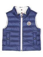 Moncler Enfant gilet matelassé à patch logo - Bleu