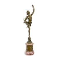 A BRONZE SCULPTURE OF A LARGE WOMAN ON A MARBLE BASE