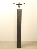 Bronzen kikker jump zwevend boven een sokkel Bronzen kikker jump zwevend boven een sokkel
