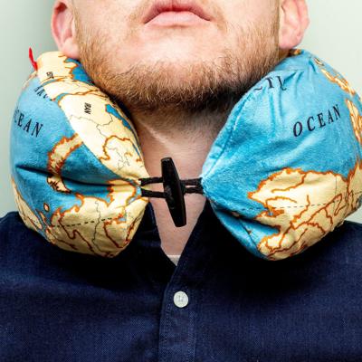 Wereldkaart opblaasbaar nekkussen