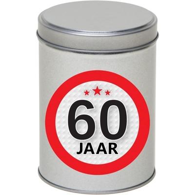 Cadeau Snoepblik - 60 jaar verjaardag - 9 x 13 cm - Cadeauverpakking- metaal - met leeftijd sticker