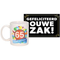 Verjaardag cadeau mok/beker 65 jaar print 300 ml + A5-size wenskaart ouwe zak - thumbnail