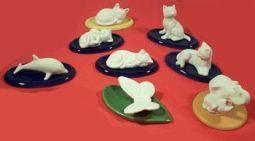 Volatile Poes zittend met onderlegger