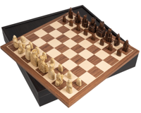 De Isle of Lewis en Walnoot Deluxe Schaakset met Presentatiebox