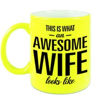 Awesome wife / echtgenote neon gele cadeau mok / beker 330 ml - thumbnail