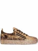 Giuseppe Zanotti baskets Frankie en cuir à effet peau de serpent - Or