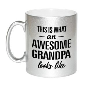 Awesome grandpa / opa zilveren cadeau mok / beker 330 ml