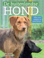 De buitenlandse hond (Hardback)