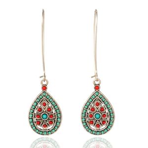 Lange druppelvormige Boho oorbellen zilver rode en groene stenen