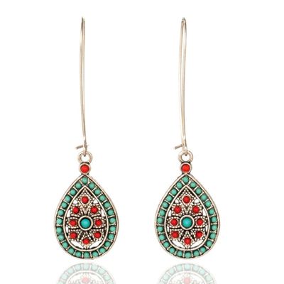 Lange druppelvormige Boho oorbellen zilver rode en groene stenen