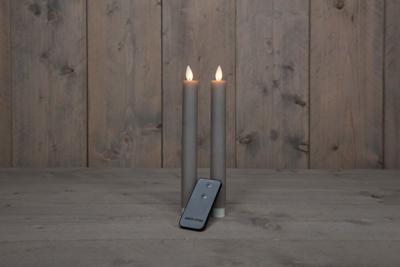 2PCS TAUPE RUSTIEK WAX DINER KAARS 23CM BEW. VLAM MET AFSTANDS BEDIENING 2XAA - Annas collection