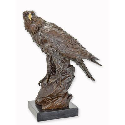 A BRONZE SCULPTURE OF AN EAGLE