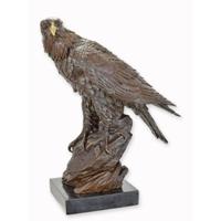 A BRONZE SCULPTURE OF AN EAGLE