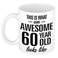 This is what an awesome 60 year old looks like - cadeau koffiemok - 300 ml - verjaardag 60 jaar