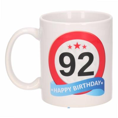 92 jaar Verjaardag koffiemok - cadeau beker - stopbord print - 300 ml - keramiek - wit