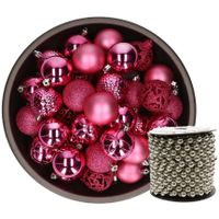 Kunststof kerstballen 37x stuks fuchsia roze 6 cm en kralenslinger zilver