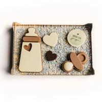 Chocolade zuigfles met speen en hartjes op plak