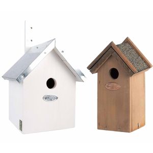 Voordeelset van 2x stuks houten vogelhuisjes/nestkastjes wit en houtkleur - Vogelhuisjes