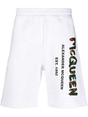 Alexander McQueen short de sport en coton à imprimé graffiti - Blanc