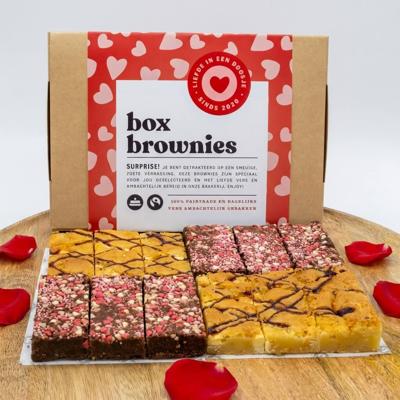 Brownie Valentijnsbox - 12 Brownies - Brievenbus Pakket - Box Brownies - Valentijnchocolade - Valentijn Cadeau - Liefde - 2 smaken - Blondie - Hartjes