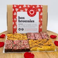 Brownie Valentijnsbox - 12 Brownies - Brievenbus Pakket - Box Brownies - Valentijnchocolade - Valentijn Cadeau - Liefde - 2 smaken - Blondie - Hartjes