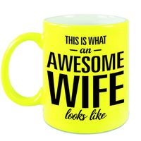 Awesome wife / echtgenote fluor gele cadeau mok / verjaardag beker 330 ml - feest mokken - thumbnail