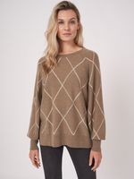 Tweekleurige trui met boothals en intarsia ruitjespatroon