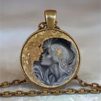 Zilverkleurige ketting met bronskleurige afbeelding van natuurgodin die de maan kust - Sieraden - Spiritueelboek.nl