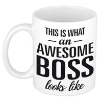 This is what an awesome boss looks like - tekst cadeau koffiemok - De Baas beker - 300 ml - wit