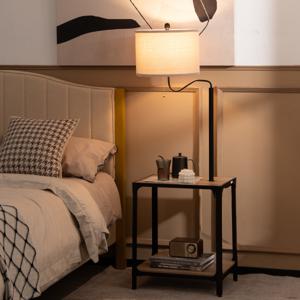 Vloerlamp met Bijzettafel en USB Laadpoorten Modern Nachtkastje met Legplank & 360° Draaibaar Nachtlampje 49 x 34 x 144 cm