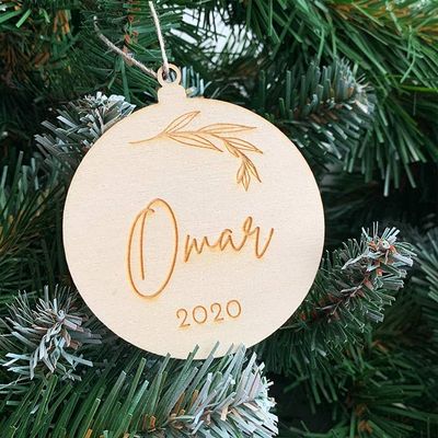 Gepersonaliseerde kerstbal met takje en naam