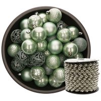 Kunststof kerstballen 37x stuks mintgroen 6 cm en kralenslinger zilver - thumbnail