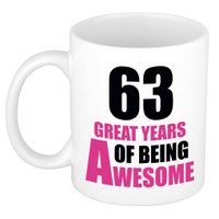 63 great years of being awesome cadeau mok / beker wit en roze - thumbnail