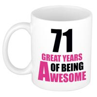 Verjaardag 71 jaar Koffiemok Cadeau - Great years of being awesome - wit/roze - voor dames