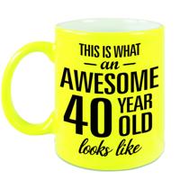 Awesome 40 year - verjaardag cadeau koffiemok - beker - neon geel - 330 ml - 40 jaar geworden