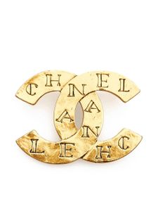 CHANEL Pre-Owned broche à logo CC gravé - Or