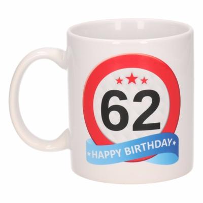 62 jaar Verjaardag koffiemok - cadeau beker - stopbord print - 300 ml - keramiek - wit